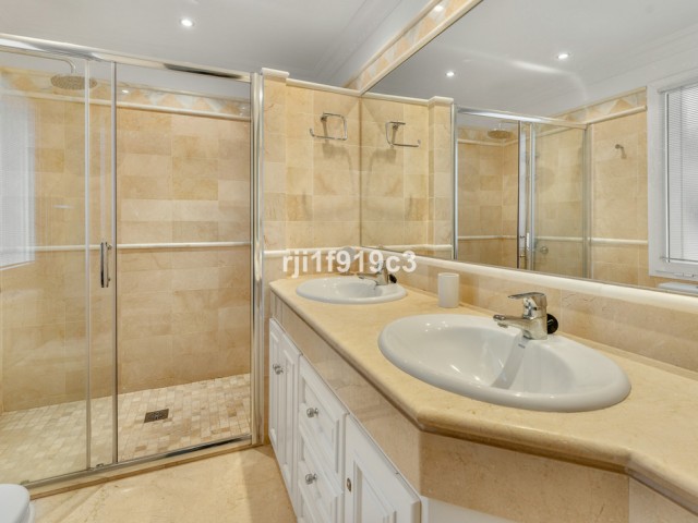 Apartamento con 3 Dormitorios  en Elviria