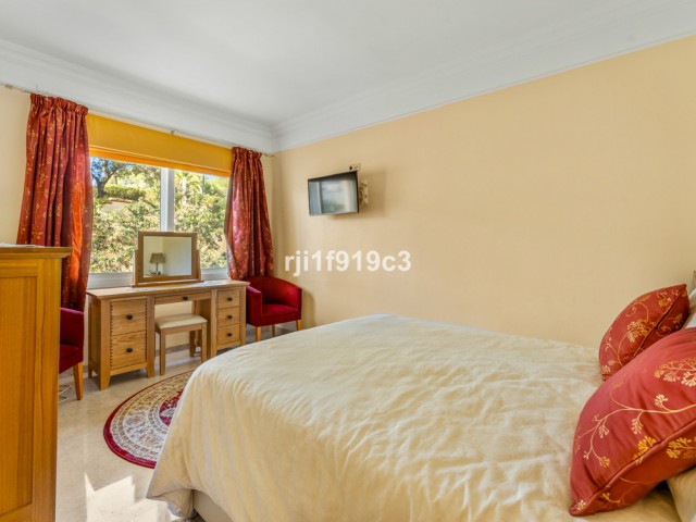 Apartamento con 3 Dormitorios  en Elviria