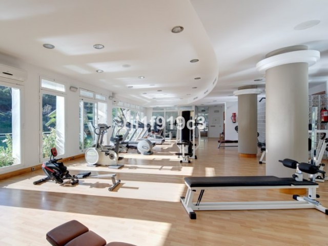 Apartamento con 3 Dormitorios  en Elviria