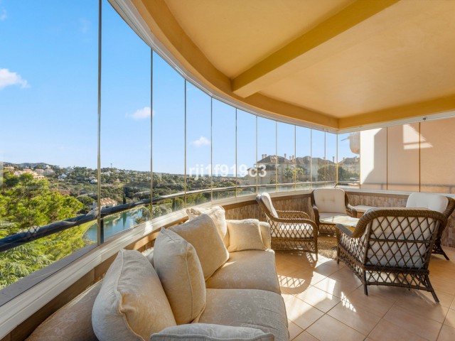 3 Bedrooms Apartment in Elviria