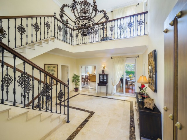 Villa con 4 Dormitorios  en Elviria