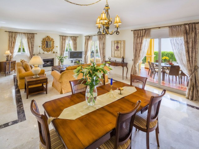 Villa con 4 Dormitorios  en Elviria