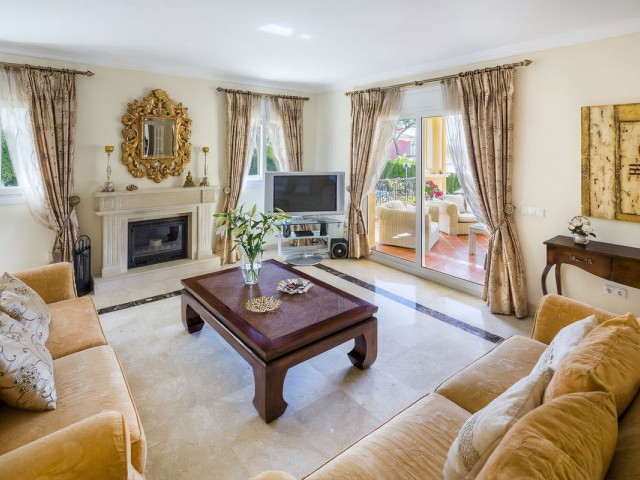 Villa con 4 Dormitorios  en Elviria