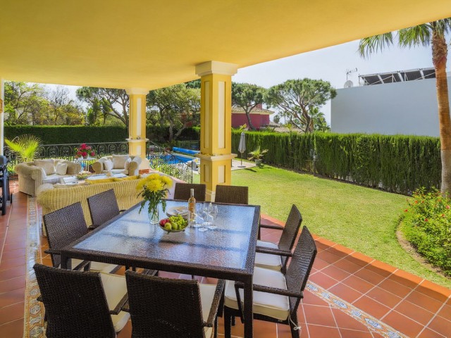 Villa con 4 Dormitorios  en Elviria