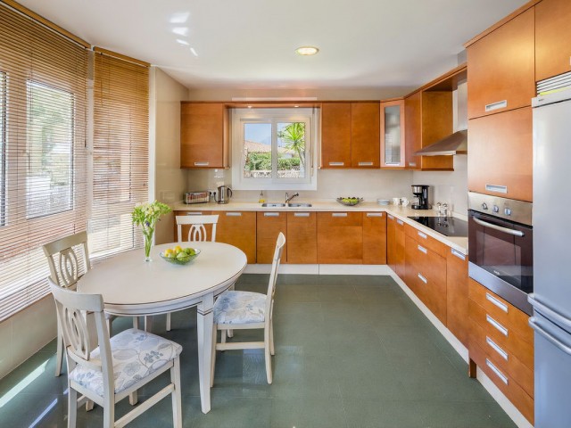 Villa con 4 Dormitorios  en Elviria