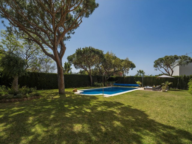 Villa con 4 Dormitorios  en Elviria