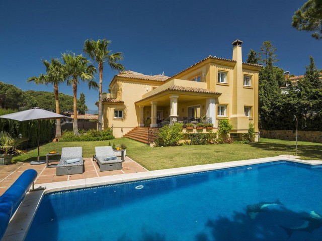 Villa con 4 Dormitorios  en Elviria