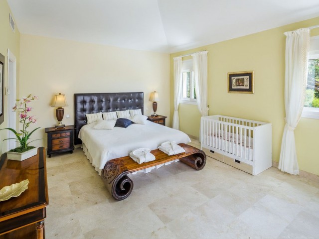 4 Bedrooms Villa in Elviria
