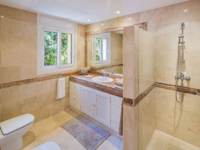 4 Bedrooms Villa in Elviria