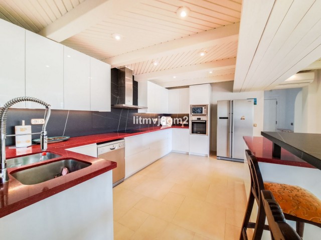 5 Bedrooms Villa in Benahavís