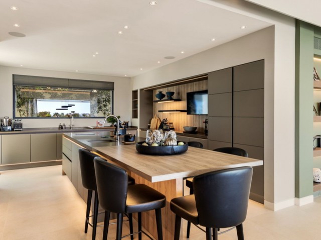 5 Bedrooms Villa in Benahavís