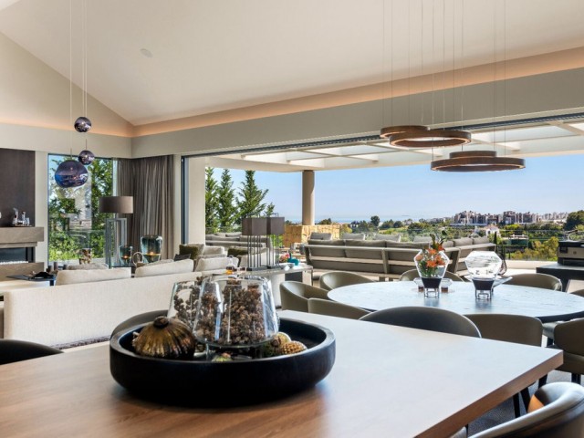 5 Bedrooms Villa in Benahavís