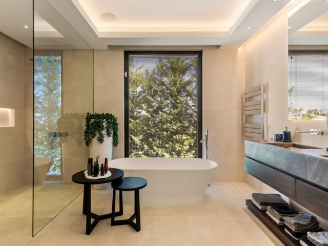 5 Bedrooms Villa in Benahavís