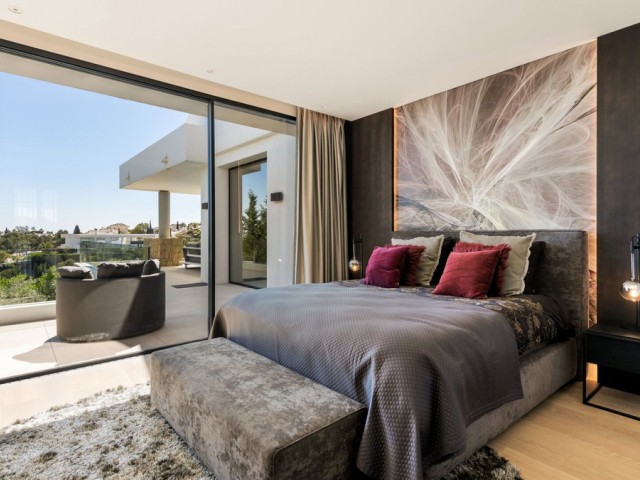 5 Bedrooms Villa in Benahavís