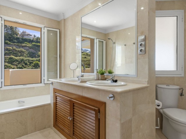 2 Bedrooms Apartment in Nueva Andalucía