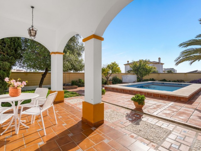 Villa con 5 Dormitorios  en Arroyo de la Miel