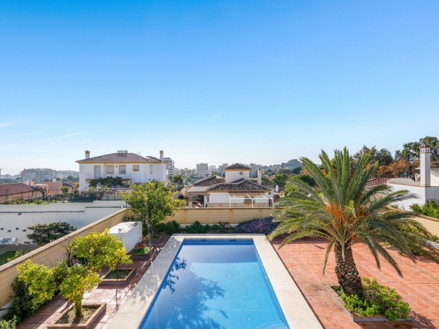 Villa con 5 Dormitorios  en Arroyo de la Miel