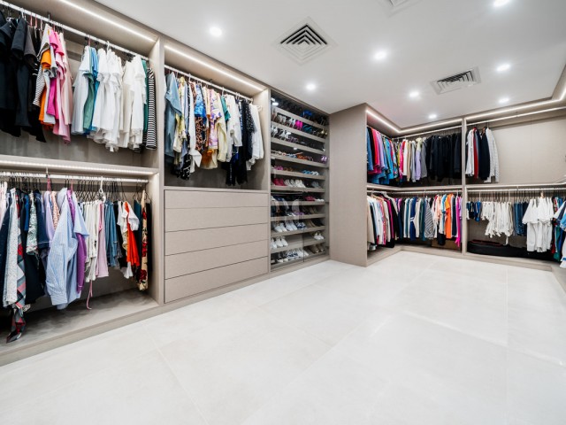 Apartamento con 7 Dormitorios  en Aloha