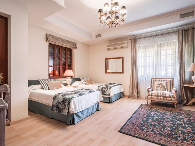 20 Bedrooms Villa in The Golden Mile