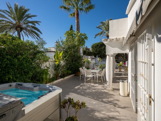 2 Bedrooms Villa in Marbesa