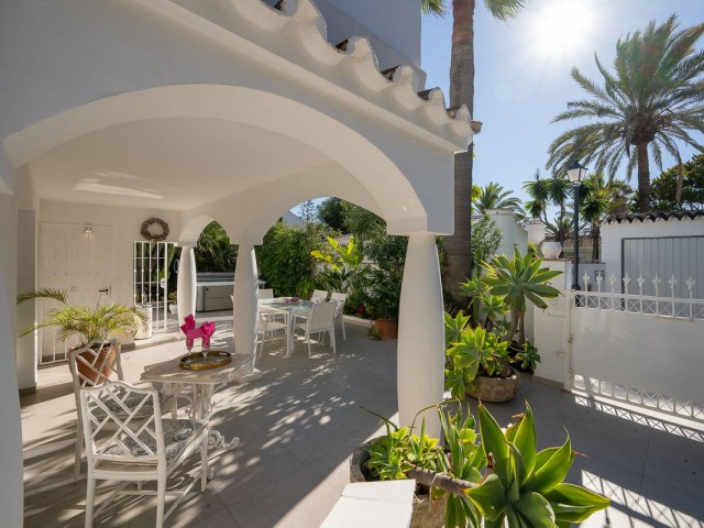 2 Bedrooms Villa in Marbesa