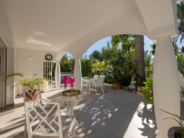 2 Bedrooms Villa in Marbesa