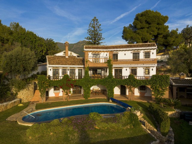4 Bedrooms Villa in Mijas