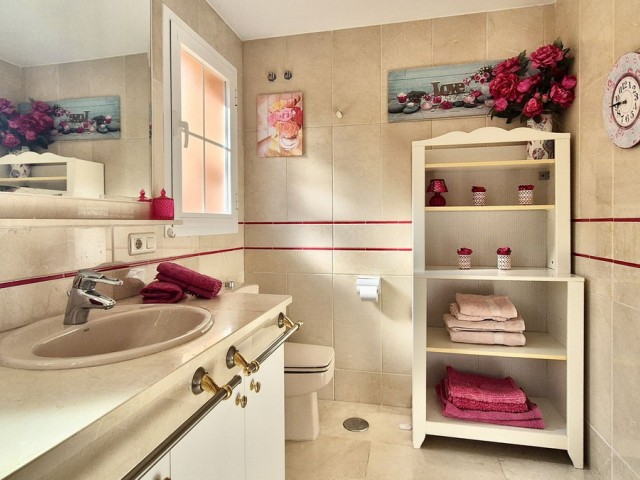 2 Bedrooms Apartment in Nueva Andalucía