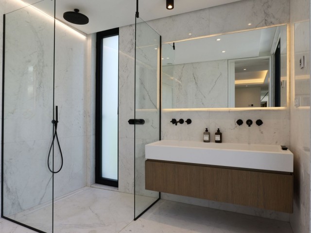 7 Bedrooms Villa in Benahavís