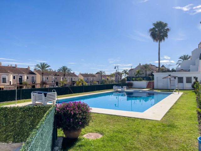 Maison mitoyenne avec 3 Chambres  à Estepona