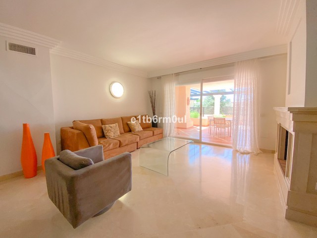 2 Bedrooms Apartment in Nueva Andalucía