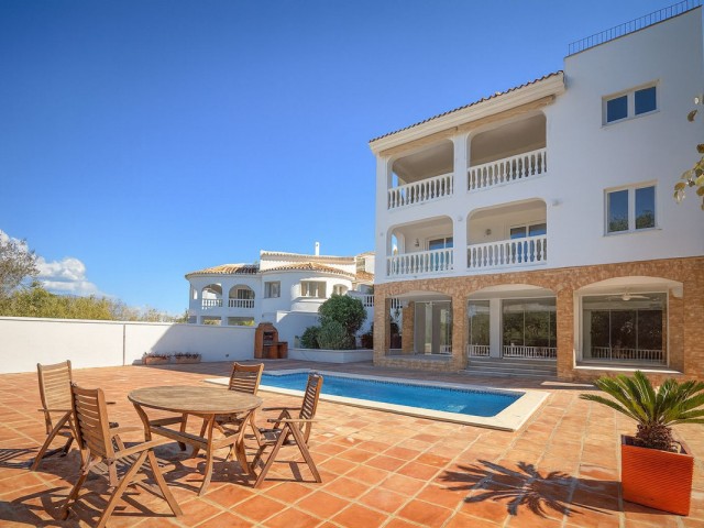 Villa con 4 Dormitorios  en Cerros del Aguila