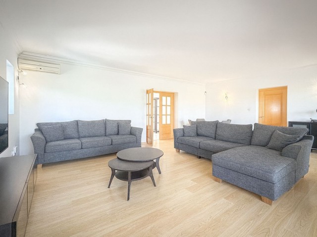 Villa con 4 Dormitorios  en Cerros del Aguila