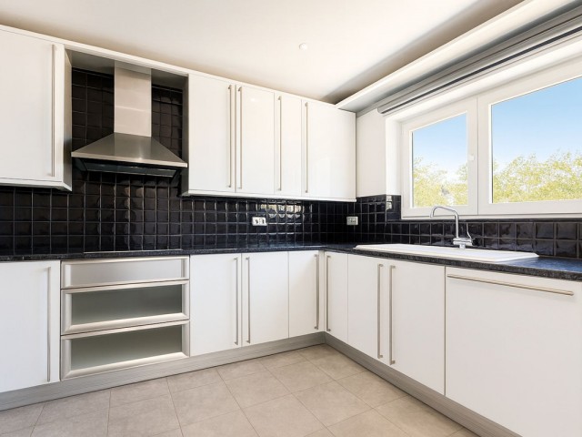 Villa con 4 Dormitorios  en Cerros del Aguila