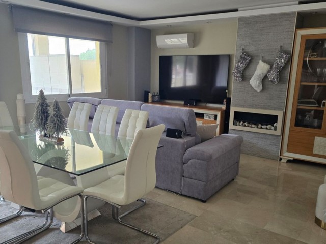 Apartamento con 3 Dormitorios  en Mijas