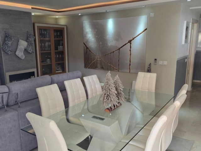 Apartamento con 3 Dormitorios  en Mijas