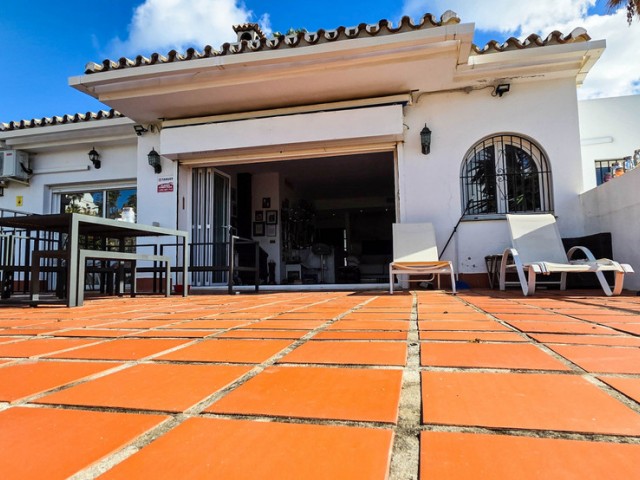 Villa con 5 Dormitorios  en La Duquesa