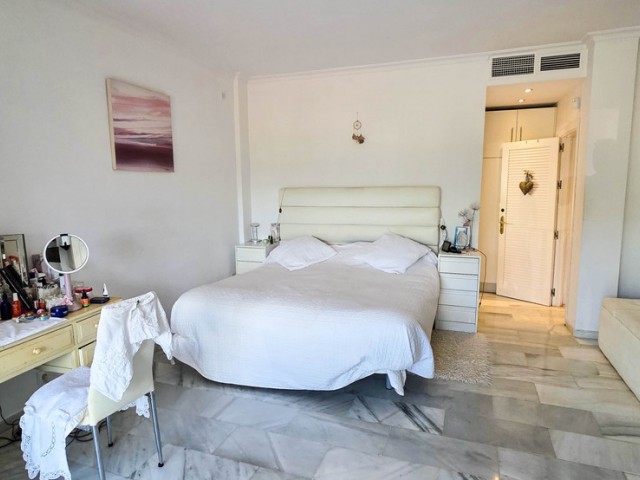 Villa con 5 Dormitorios  en La Duquesa