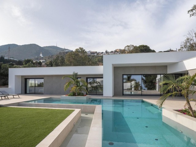 5 Bedrooms Villa in Benalmadena Costa