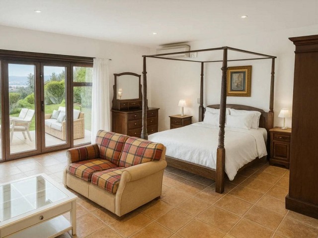 5 Bedrooms Villa in Estepona