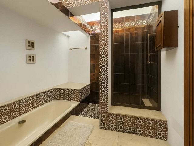 5 Bedrooms Villa in Estepona