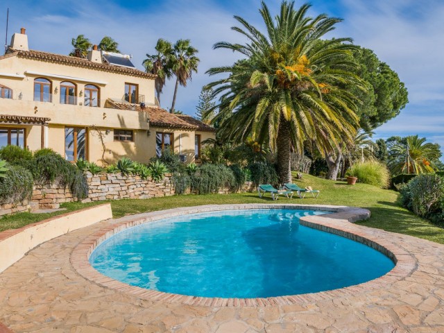 5 Bedrooms Villa in Estepona