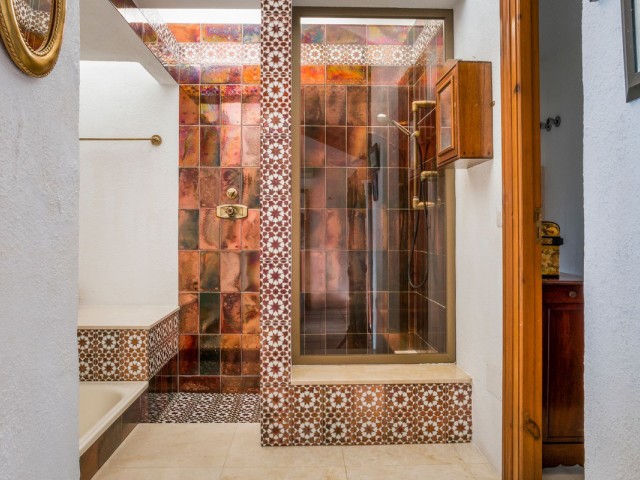 5 Bedrooms Villa in Estepona