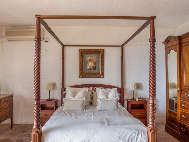 5 Bedrooms Villa in Estepona
