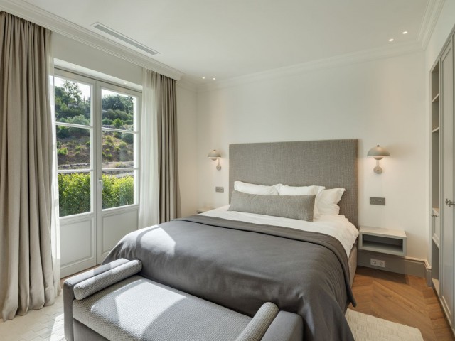 5 Bedrooms Villa in Benahavís