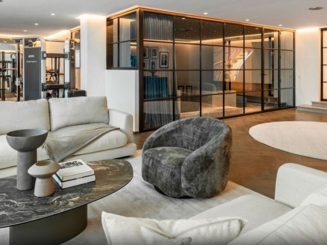7 Bedrooms Villa in Benahavís