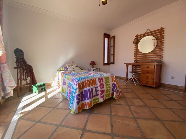 Villa con 4 Dormitorios  en San Luis de Sabinillas