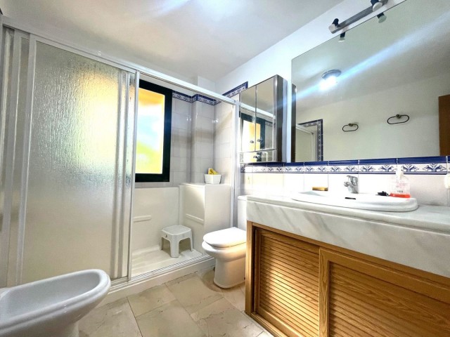 Apartamento con 3 Dormitorios  en San Pedro de Alcántara