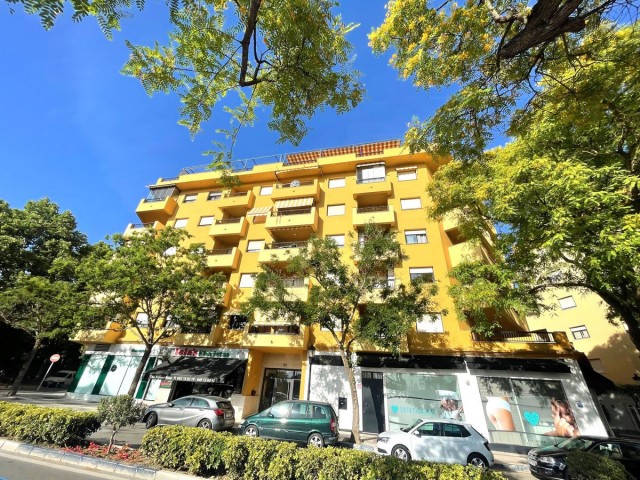 Apartamento con 3 Dormitorios  en San Pedro de Alcántara