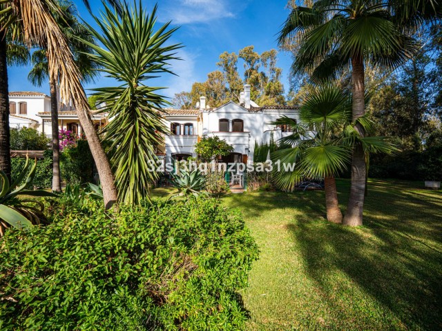 2 Bedrooms Townhouse in Estepona